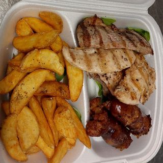 Mix grill cu cartofi wedges si mustar