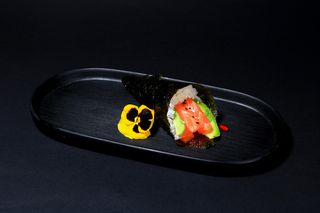 129 Temaki sake avocado