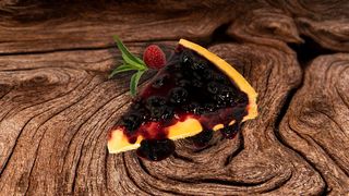 Felie de cheesecake cu strat de dulceata de afine