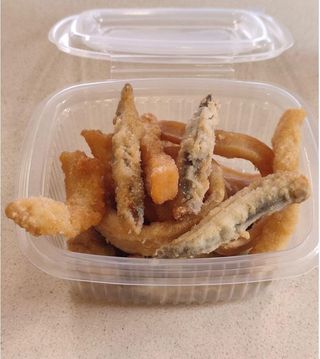 Boquerones ,calamares ,rabas Mix (se sirve en taper 500 ml.)