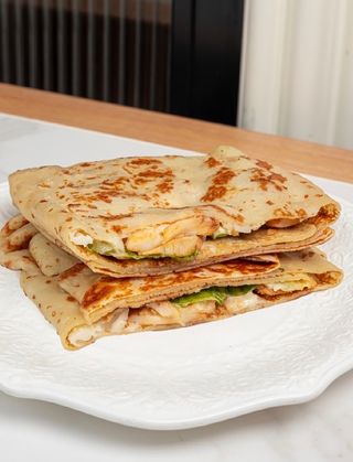 Блины Цезарь (курица,лист салата,соус,сыр)