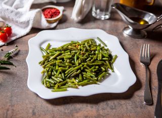 Fasole verde la tigaie cu pulpă dezosată