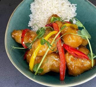 Курка у кисло-солодкому соусі з рисом