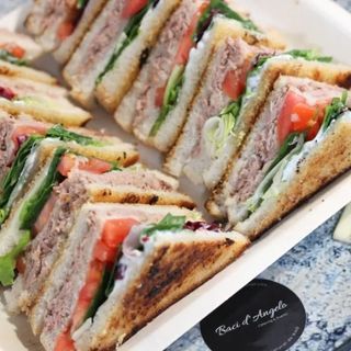 Sandwich de ventresca de atún con tomate y brotes tiernos (12 unidades)