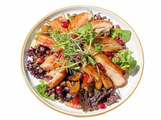 Теплий з куркою та гранатовим соусом (220g)