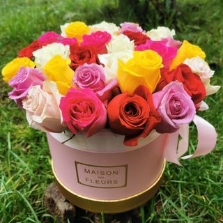 Cutie cu 29 de trandafiri colorați 