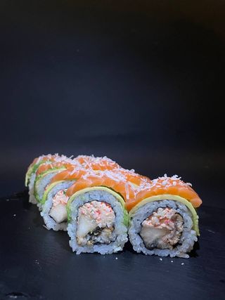 Roll z gruszką i awokado