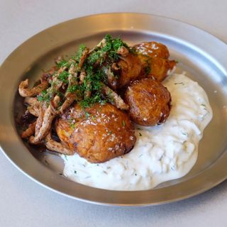 Картопля молода зі свининою та соусом дзадзикі