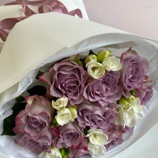 11 лавандових троянд та фрезія