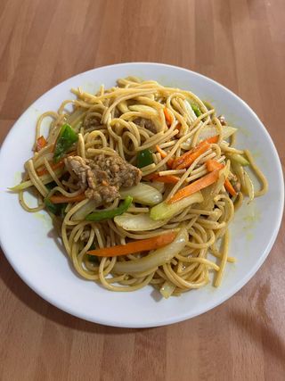 33. Spaguettis Fritos con Ternera y Curry