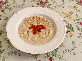 Вівсяна каша з ягодами