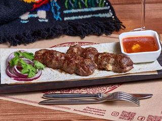 Люля-кебаб з добірної баранини та сиром дорблю (200/50/30g)