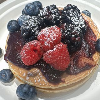 Pancakes con cioccolato bianco e granella di nocciola
