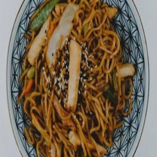 Yakisoba con pollo y verduras
