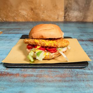 15. Hamburger di pollo impanato, insalata, pomodoro, cheddar, ketcup