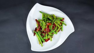 Стручковая фасоль, тушеная в остром соусе