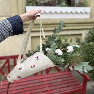 კონას ჩანთა ნაძვებით და ბამბებით