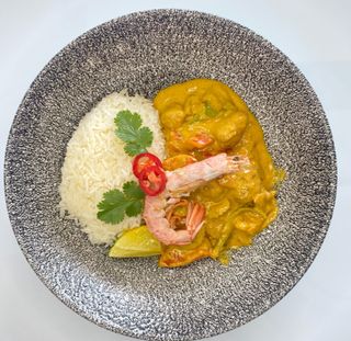 Riso con gamberi e salsa curry thai