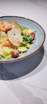 Салат Цезарь с креветками