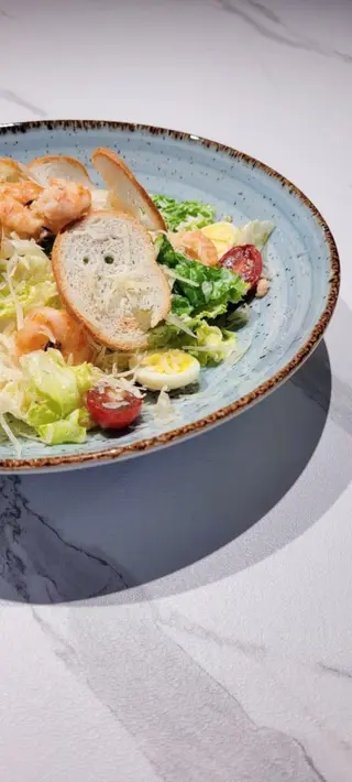 Салат Цезарь с креветками