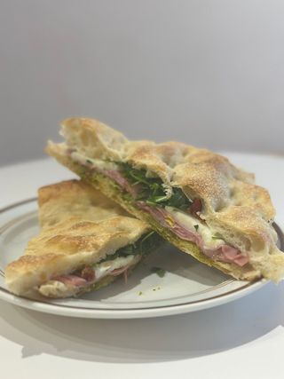 Sandwich cu prosciutto cotto, pesto, rucola si mozzarella