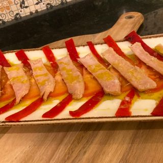 Ensalada de ventresca , tomate y pimientos del piquillo