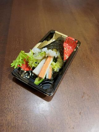 38. Temaki surimi e avocado