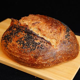 Chleb pszenno-żytni z suszonymi pomidorami i czarnuszką