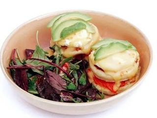 Яйця пашот з лососем та авокадо на подушці з панкейків