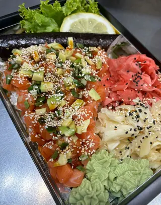 Sushi pizza z łososiem