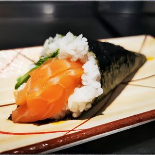 82. Temaki Salmón Con Aguacate (1 Pza.)