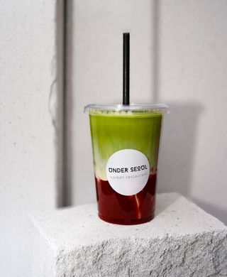 Iced strawberry matcha latte (vegan)