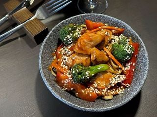 ЛОКШИНА УДОН З КУРКОЮ ТА ТЕРІЯКІ СОУСОМ (310g)