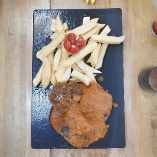 Три телешки кюфтета с пържени картофки и доматен сос