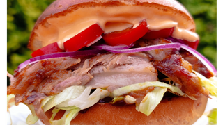 Żeberburger ostry z frytkami