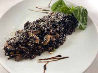 Ризото неро с печурки