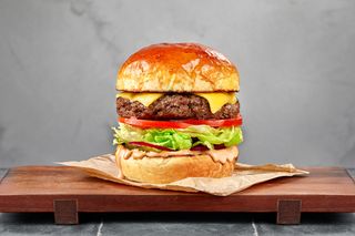 Cheeseburger i pomfrit