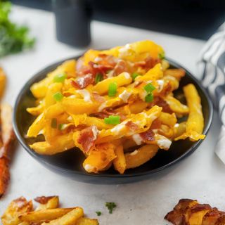 Patatas Fritas Con Queso Y Bacon