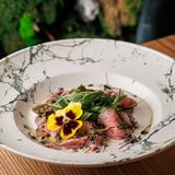 Ростбиф с соусом тоннато и чимичури