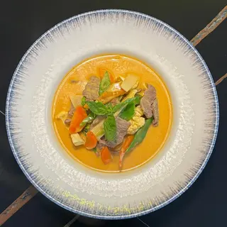 CURRY ROJO DE TERNERA ACOMPAÑADO CON ARROZ JAZMÍN