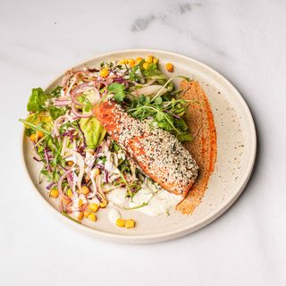 Salata sa mariniranim lososm