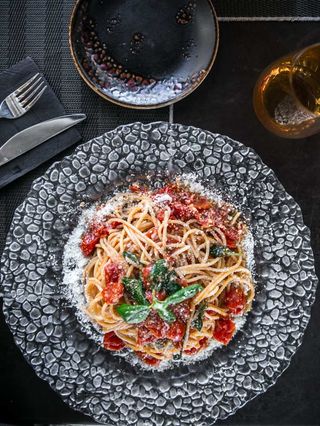 Spaghetti con tomatitos datterini, parmesano y albahaca