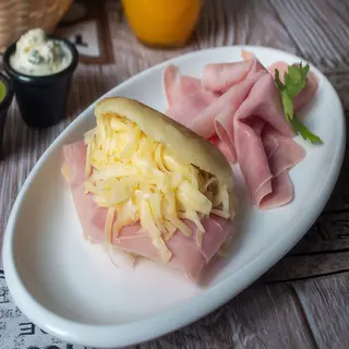Arepa de Jamón y Queso