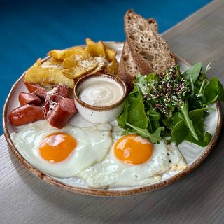 Яєчня з молочними сосисками