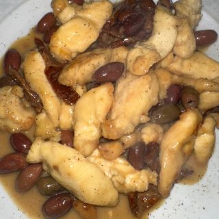 Straccetti di pollo con pomodorini secchi e olive