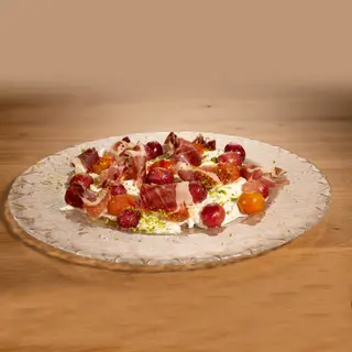 Burrata con uvas asadas, jamón ibérico y cherrys