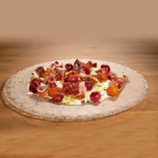 Burrata con uvas asadas, jamón ibérico y cherrys