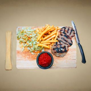 Свински кюфтета на скара с БДС гарнитура - 300гр