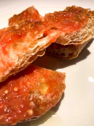 Pan De Coca Tostado Con Tomate