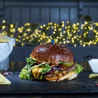 Hamburger cu cartofi chips